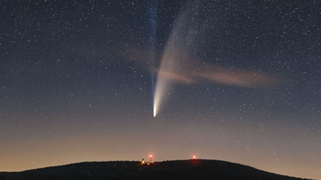 Fotografie komety Neowise vybran jako snmek dne NASA.