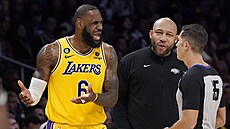 LeBron James a kou Lakers Darvin Ham diskutují s rozhodím Jasonem...