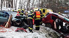 Na silnici I/37 u obce Lukavice se srazila tyi auta. (28. ledna 2023)