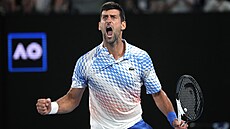 Srbský tenista Novak Djokovi hraje na Australian Open s obvázaným stehnem i bolestivou grimasou.