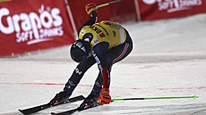 Nor Henrik Kristoffersen dojídí do v cíle obího slalomu ve Schladmingu. Logo...