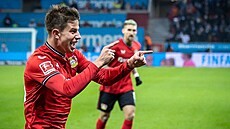 Útoník nmeckého Leverkusenu Adam Hloek slaví svj druhý bundesligový gól,...