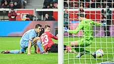 Útoník nmeckého Leverkusenu Adam Hloek stílí svj druhý bundesligový gól,...