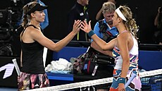 Kazaka Jelena Rybakinová (vlevo) a Bloruska Viktoria Azarenková si podávají...