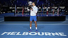 Novak Djokovi s trofejí pro vítze Australian Open, svou desátou.