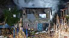 Pi tragickém poáru obydlené chaty v Dolní Lhot v Ostrav zahynuli dva lidé....