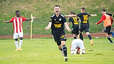 Marek Richter slaví vítzný gól spoluhráe z Varnsdorfu Bojana Dordie.