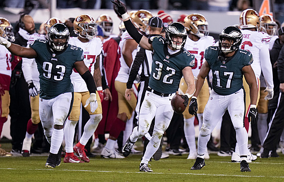 Hrái Philadelphia Eagles se radují z postupu do Super Bowlu.