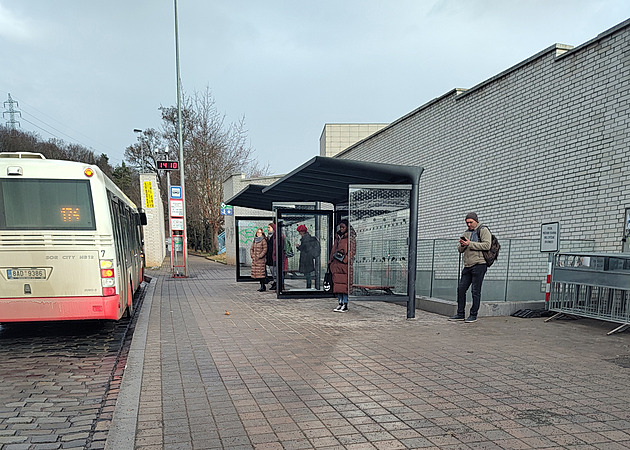 <p>V roce 2015 byla otevřena stanice metra Nemocnice Motol. Teď po 8 letech na přilehlé autobusové zastávce směrem Vypich přidělali pro cestující přístřešky. To je rychlost.</p>