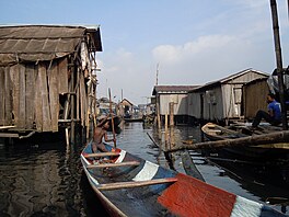 Makoko v nigerijském Lagosu nepatí k nejvtím africkým slumm, obyvatel tu je...