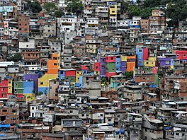 Rocinha s 200 tisíci obyvateli patí k nejznámjím slumm, favelám, celé Jiní...