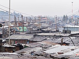 Nedaleko stojící slum Mathare, s odhadovaným pl milionem obyvatel, je...