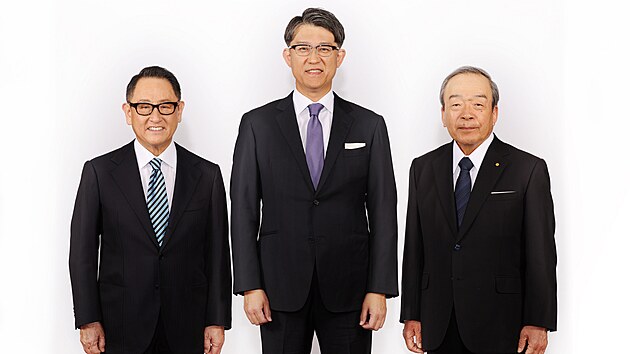 Nový generální ředitel a prezident Toyoty je opravdu nepřehlédnutelná persona. Koji Sato (uprostřed), Akio Tojoda (vlevo) a Takeši Učiyamada (vpravo).