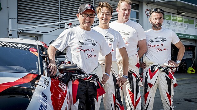 Akio Tojoda je vášnivým fanouškem automobilových závodů a příležitostně si i zazávodil, většinou pod pseudonymy Morizo či Morizo Kinošita.