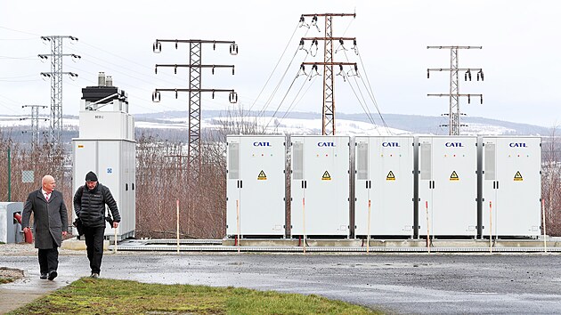 Udržet stabilitu elektrické sítě a poskytovat podpůrné služby pro provozovatele přenosové soustavy ČEPS. To jsou hlavní cíle bateriového úložiště, které v úterý u Královského Poříčí zprovoznila společnost SUAS Bess.