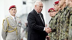 Generál Petr Pavel stojí za prezidentem Miloem Zemanem, který na vojenském...