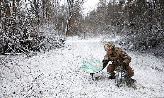 Kreminna. Ukrajinský voják s internetovým modulem Starlink (6. ledna 2023) 