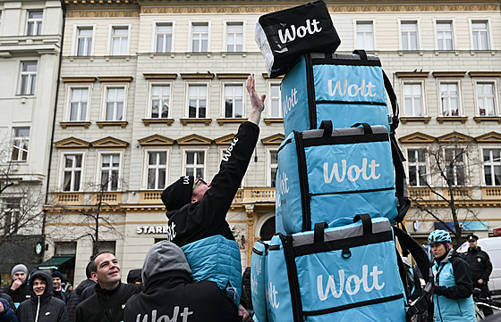Demonstrace pracovník sluby na doruování jídla a dalího zboí Wolt. (1....