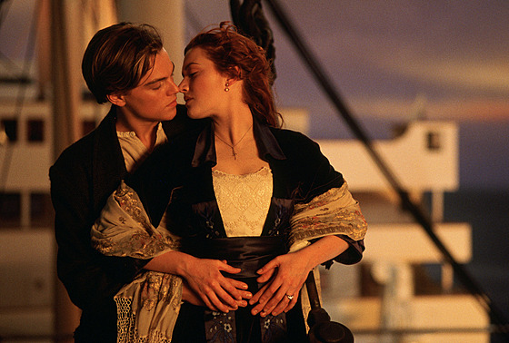 Leonardo DiCaprio a Kate Winsletová ve filmu Titanic (1997)