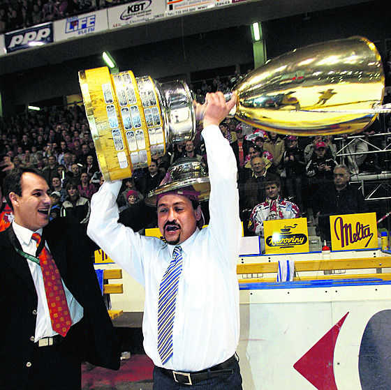 Zbynk Kusý s pohárem pro mistra extraligy v roce 2005.