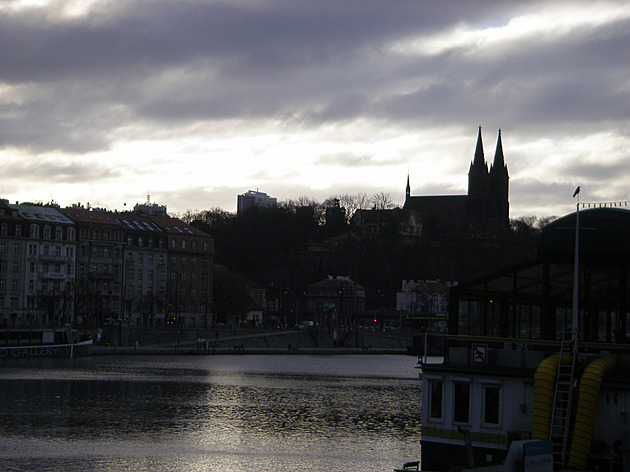<p>Vyšehrad nad Vltavou s černými mraky působí jako v pohádce o strašidlech.</p>