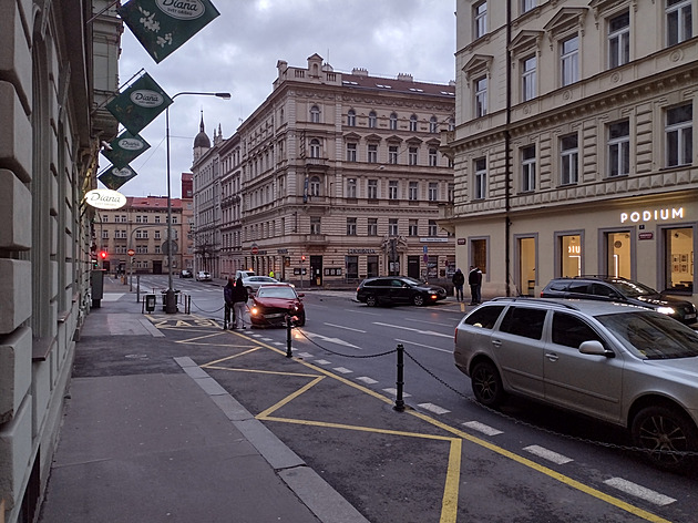 <p>Havárie dvou aut v ulici Rumunská, Praha 2, dnes 7:30 hodin.</p>