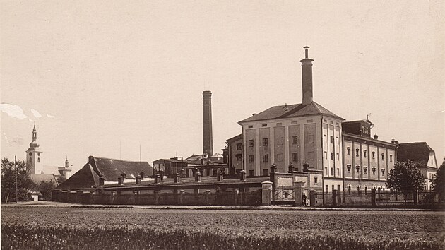 Dobové obrázky zachycují výjevy z hospodářského života na Hané v minulosti. Členové Sokola Těšetice.