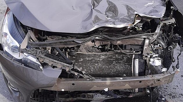 Led, který uletěl z protijedoucího vozidla, způsobil na osobním autě škodu 250 tisíc korun.