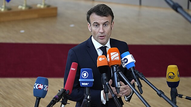 Francouzsk prezident Emmanuel Macron na mimodnm summitu EU. (9. nora 2023)