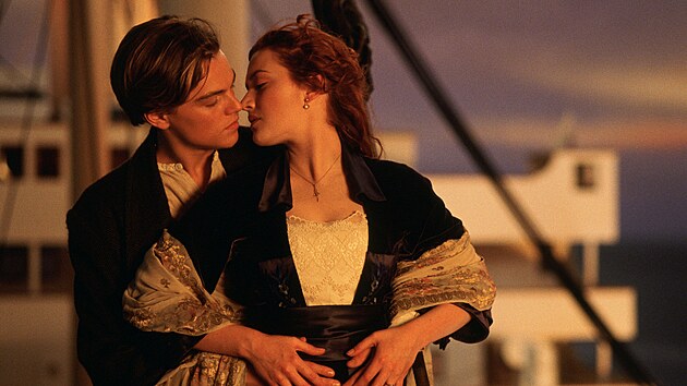 Leonardo DiCaprio a Kate Winsletov ve filmu Titanic (1997)
