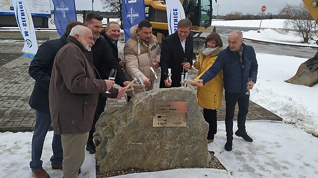 Politici, zástupci ŘSD a stavební firmy poklepali na základní kámen obchvatu Lišova a Štěpánovic. (únor 2023)