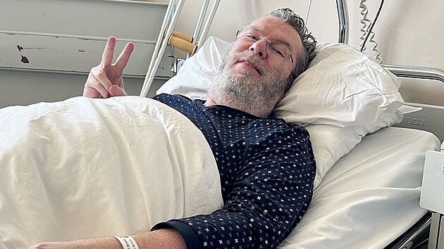Richard Mller pozdravil fanouky po operaci nohy z nemocninho pokoje (nor 2023)
