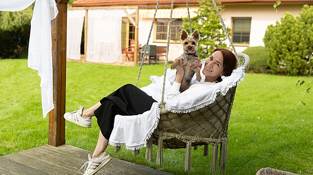 Když na terasu praží slunce a je nesnesitelné horko, sedává Vaculíková ráda... Když na terasu praží slunce a je nesnesitelné horko, sedává Vaculíková ráda...