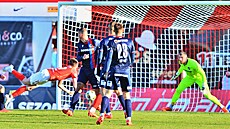 Brnnský záloník Michal evík hlavou stílí gól v utkání proti Plzni.