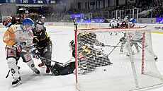 Tomáš Plekanec se pokouší zasunout kotouč za Šimona Zajíčka. Tomáš Plekanec se pokouší zasunout kotouč za Šimona Zajíčka.