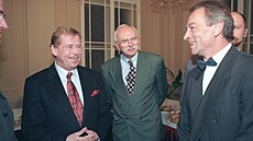 Zleva prezident Václav Havel, ministr hospodářství ČR Karel Dyba a fotbalový... Zleva prezident Václav Havel, ministr hospodářství ČR Karel Dyba a fotbalový...