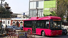 Růžové autobusy budou v nejlidnatějším městě Pákistánu přepravovat výhradně... Růžové autobusy budou v nejlidnatějším městě Pákistánu přepravovat výhradně...