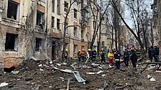 Ruská raketa zasáhla bytový dm v centru Charkova na východ Ukrajiny. (5....