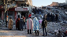 Lidé ped znienými domy v provincii Kahramanmaras (8. února 2023)