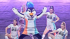 Tazuni, maskot MS fotbalistek 2023, a tanečnice ve fotbalových dresech Tazuni, maskot MS fotbalistek 2023, a tanečnice ve fotbalových dresech