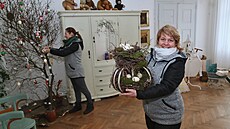 Zámecké zahradnice Veronika Schreierová (vlevo) a Eva Ondrová pipravují jarní...