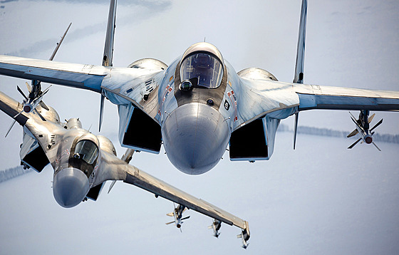 Ruské stíhaky Su-35 na snímku zveejnném ruským ministerstvem obrany