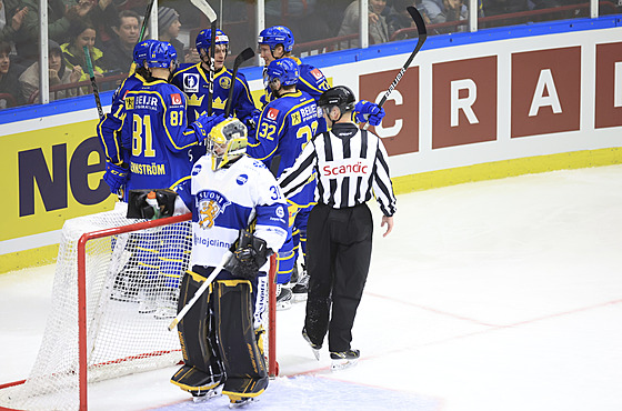 védové slaví gól proti Finsku na védských hokejových hrách.