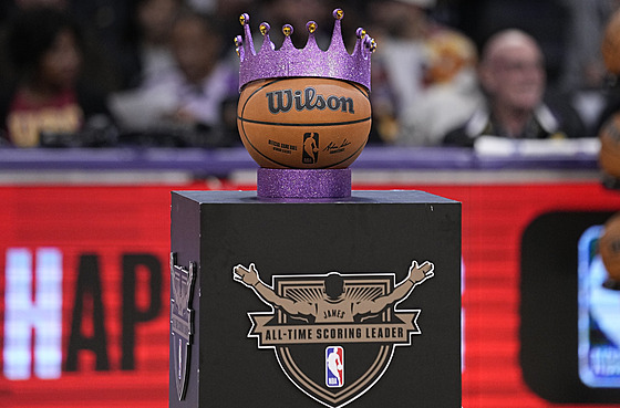 Koruna na rekordní stelecký poin LeBrona Jamese z Los Angeles Lakers