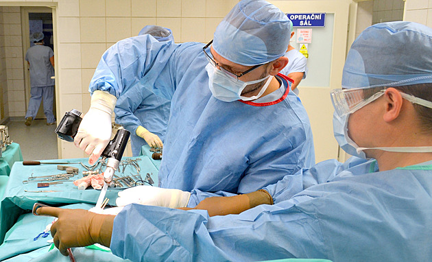 Ortopedi ternberské nemocnice u vyuívají pi operacích nové moderní vrtaky.