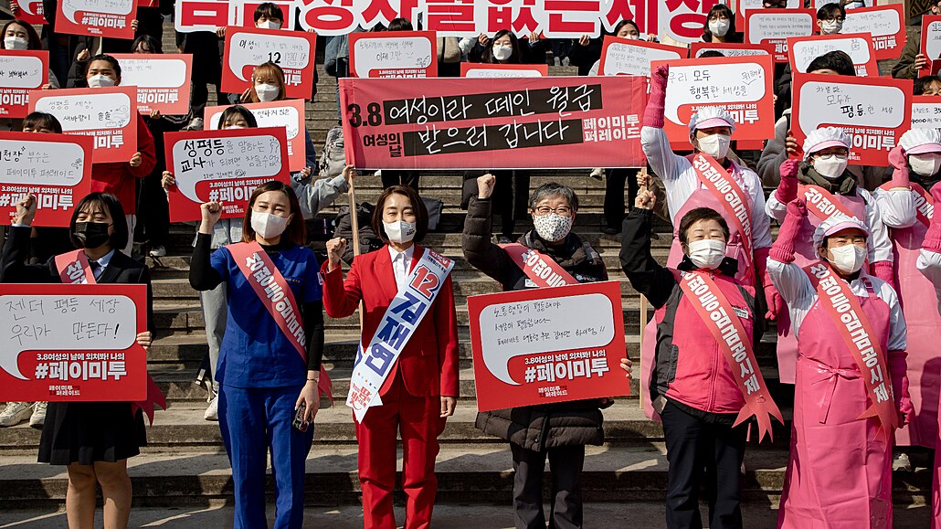 Vláda v Jiní Koreji chce eny k plození dtí uplácet, ony vak chtjí eit...