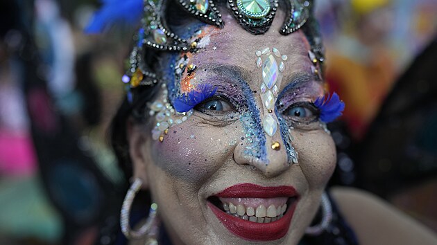 Pacienti z stavu duevnho zdrav Nise de Silveira tan bhem karnevalovho prvodu, ktermu se portugalsky k Loucura Suburbana neboli Pedmstsk lenstv, v ulicch brazilskho Ria de Janeira. (16. nora 2023)