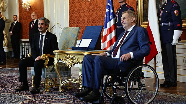 Milo Zeman pijal dekrety novch velvyslanc USA a Britnie. USA v esku zastupuje Bijan Sabet (na snmku vlevo) a Britnii Matthew Field. (15. nora 2023)