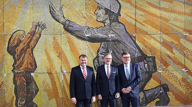 Premiér Petr Fiala (uprostřed) s ministrem financí Zbyňkem Stanjurou (vpravo) a předsedou představenstva OKD Romanem Sikorou u mozaiky v areálu posledního funkčního Dolu ČSM ve Stonavě na Karvinsku. (13. února 2023)