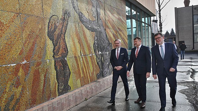 Premiér Petr Fiala (vlevo s ministrem financí Zbyňkem Stanjurou (vpravo) a předsedou představenstva OKD Romanem Sikorou přicházejí do areálu posledního funkčního Dolu ČSM ve Stonavě na Karvinsku. (13. února 2023)